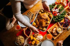 Φέτος το χριστουγεννιάτικο τραπέζι θα «μιλάει» ξένες γλώσσες και θα κοστίσει ακριβά…