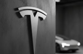 Προς ιστορικό ρεκόρ η μετοχή της Tesla μετά από 12 μήνες