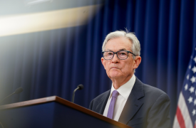 Πάουελ (Fed): Close call η απόφαση για επιτόκια - Ρίσκα σε πληθωρισμό και απασχόληση