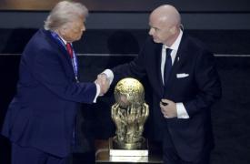 Ο Τραμπ παρέλαβε το πρώτο Βραβείο Ειρήνης της FIFA