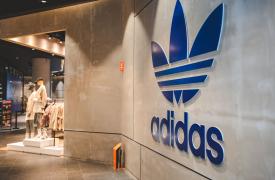 Ρεκόρ πωλήσεων για Adidas το 2025 - Buyback 1 δισ. ευρώ