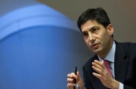 «Εκλεκτός» του Τραμπ για διάδοχος του Πάουελ στη Fed ο Κέβιν Γουόρς