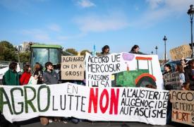 Παρίσι: Τα τρακτέρ που διαδηλώνουν έφθασαν στον Πύργο του Άιφελ