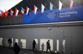 Νταβός: Στη σκιά των απειλών Τραμπ ξεκινά το Παγκόσμιο Οικονομικό Φόρουμ - «Δεν είναι ευπρόσδεκτος» φωνάζουν οι διαδηλωτές