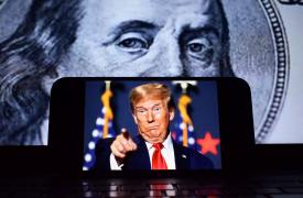 ΗΠΑ: Αδύναμο δολάριο, ρεκόρ στη Wall Street και αυξανόμενοι κίνδυνοι από τους ξένους επενδυτές