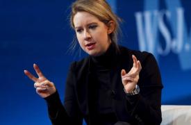 Η Ελίζαμπεθ Χολμς ζητά πρόωρη αποφυλάκιση από τον Τραμπ