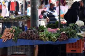 Κατεβάζουν «ρολά» οι λαϊκές αγορές - «Βλέπουν» Θεοδωρικάκο, Πιερρακάκη οι πωλητές