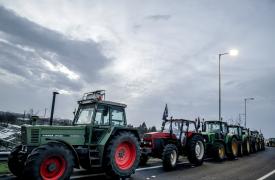 Εντείνουν τη στάση τους οι αγρότες με μπλόκα και πολύωρους αποκλεισμούς δρόμων