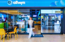 Τα πρώτα καταστήματα Allwyn είναι εδώ – Νέα εποχή για το δίκτυο των καταστημάτων του ΟΠΑΠ