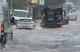 Συναγερμός στην Αττική: Δρόμοι-ποτάμια και φουσκωμένα ρέματα, 112 για εκκένωση στον Ασπρόπυργο