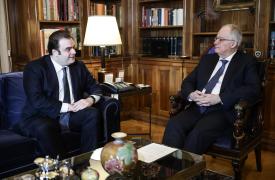 Οι προοπτικές της ελληνικής και ευρωπαϊκής οικονομίας στο επίκεντρο της συνάντησης Τασούλα - Πιερρακάκη