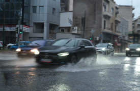 Κακοκαιρία: Βρέχει ασταμάτητα στην Αττική – Οι ριπές των ανέμων έσπασαν ρεκόρ