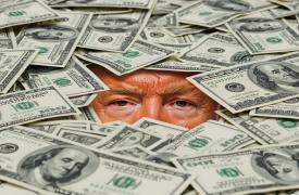 Σε χαμηλό 4ετίας το δολάριο ενώ ο Τραμπ ισχυρίζεται ότι «τα πάει πολύ καλά»