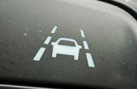 Lane Assist: Πώς λειτουργεί το σύστημα που φέρεται να μπλόκαρε το τιμόνι στη Ρουμανία