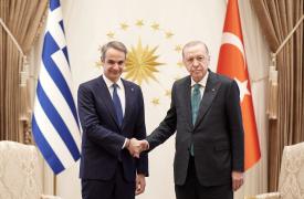 Σε εξέλιξη η συνάντηση Μητσοτάκη - Ερντογάν