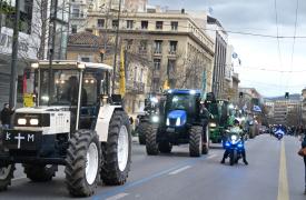 Αγρότες: Έκλεισε το Σύνταγμα για το συλλαλητήριο - Τα τρακτέρ στο κέντρο της Αθήνας