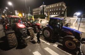 Αγρότες: Ξενύχτι στο Σύνταγμα με 44 τρακτέρ - Αποχωρούν το μεσημέρι