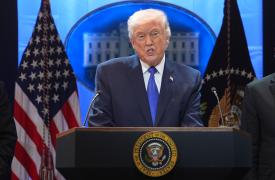 Ο Τραμπ απαντά στο Ανώτατο Δικαστήριο: Νέος παγκόσμιος δασμός 10%