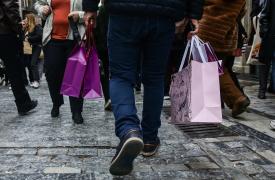 Εκπέμπει SOS η ΕΣΕΕ: Έτος συρρίκνωσης για το λιανεμπόριο το 2025 - Μεγάλη ανησυχία και για το 2026