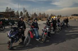 Ιράν: Οι αρχές επιτρέπουν πλέον επισήμως στις γυναίκες να οδηγούν δίκυκλα