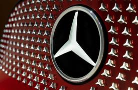 H Mercedes-Benz μοιράζεται κέρδη με τους εργαζόμενους - Μπόνους 3.139 ευρώ και δωρεάν μετοχές