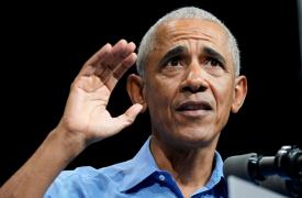 Νέα «πυρά» Ομπάμα σε Τραμπ: Οι Αμερικανοί θα είναι «λιγότερο ασφαλείς, λιγότερο υγιείς»