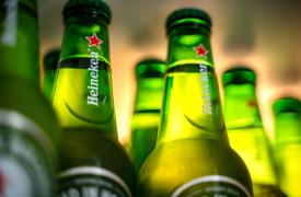 Heineken: Στα 4,39 δισ. ευρώ τα λειτουργικά κέρδη το 2025 με +4,4% - Έρχονται έως 6.000 απολύσεις