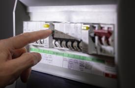 Ακίνητα: SOS για τα «γερασμένα» κτήρια από τις επικίνδυνες ηλεκτρικές εγκαταστάσεις