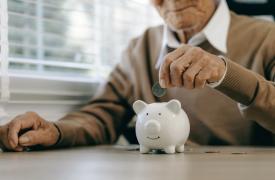 Διπλάσιες οι συντάξεις του Δημοσίου από του ΕΦΚΑ - 6 στους 10 κάτω από τα όρια αξιοπρεπούς διαβίωσης