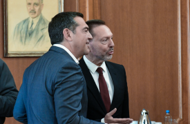 Βαθαίνει η κόντρα Στουρνάρα - Τσίπρα μέσω διαρροών