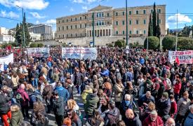 Χιλιάδες κόσμου στο Σύνταγμα στη συγκέντρωση για την επέτειο των Τεμπών