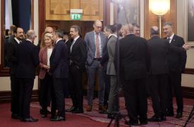 Καυτά θέματα στη συνταγματική αναθεώρηση απλώνει ο Κυριάκος - Πασοκικό Game of Thrones - Σφαγές σε Νομαρχιακές