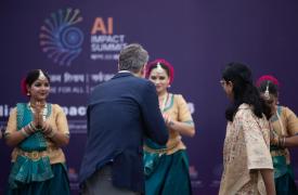 Γάμοι αλά Μπόλιγουντ και τουρίστες από την Ινδία - Αποστολάκης για Αλέξη - Ο τρίτος δρόμος της Λούκας και αυτοκριτική για το 2010