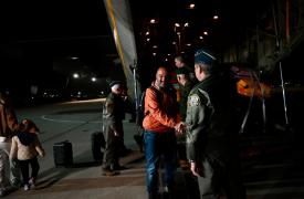 Έφθασαν με C-130, στο στρατιωτικό αεροδρόμιο της Ελευσίνας, οι 91 Έλληνες που είχαν εγκλωβιστεί στο Άμπου Ντάμπι