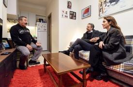 Επίσκεψη Μητσοτάκη σε 63χρονο ωφελούμενο κοινωνικής κατοικίας στη Θεσσαλονίκη
