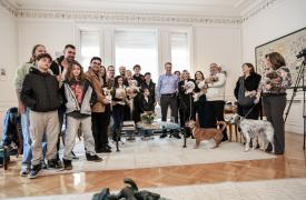 Συνάντηση Μητσοτάκη με Έλληνες που επαναπατρίστηκαν με τα κατοικίδιά τους από τον Κόλπο