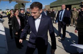 Στη Σούδα ο Μακρόν: Συνάντηση με Δένδια - Επίσκεψη στο «Σαρλ ντε Γκoλ»