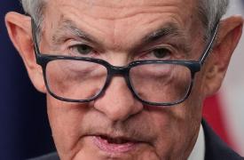 Οι «χρησμοί» Πάουελ για επιτόκια, πληθωρισμό, ενέργεια, Μ. Ανατολή