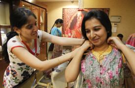 Οι Ινδοί βγάζουν τον άφθονο χρυσό από τα σεντούκια τους