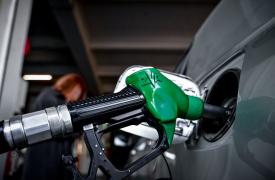 Βενζίνη: Πιο κοντά στα 2 ευρώ - Τι ανεβάζει τις τιμές καυσίμων και ποια μέτρα εξετάζονται