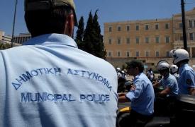 ΥΠΕΣ: Προωθεί ολική επαναφορά για τη Δημοτική Αστυνομία