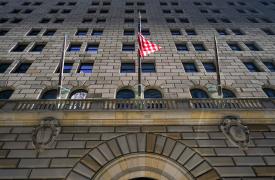 Επιτόκια: Πάτησε πάλι το «φρένο» η Fed - Αβέβαιες οι επιπτώσεις από Μ. Ανατολή