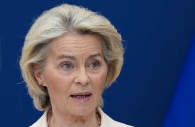 Φον ντερ Λάιεν: Η ΕΕ να προβάλει στρατιωτική ισχύ της με περισσότερο δυναμισμό