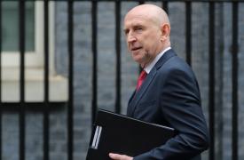 Στην Κύπρο μεταβαίνει ο Βρετανός υπουργός Άμυνας