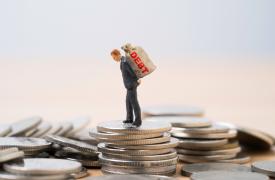 Καθηλωμένοι οι μισθοί λόγω ακρίβειας - Έκρηξη ιδιωτικού χρέους στα 406,7 δισ. ευρώ