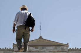 Κατώτατος μισθός: Πόσο αυξάνονται τα επιδόματα ανεργίας, γάμου, οι τριετίες και τα κλιμάκια του Δημοσίου