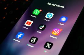 Καταγγελίες κατά των Meta, TikTok και Google για διαδικτυακές οικονομικές απάτες