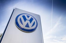 Η VW «ψαλιδίζει» 50.000 θέσεις εργασίας στη Γερμανία έως το 2030