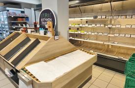 Έβδομη μέρα χωρίς προμήθειες η Λέσβος - Μπλόκο κτηνοτρόφων στο λιμάνι