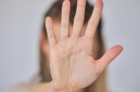 Gen Z: 1 στις 10 νέες γυναίκες βίωσε σεξουαλική παρενόχληση ή συναισθηματική κακοποίηση